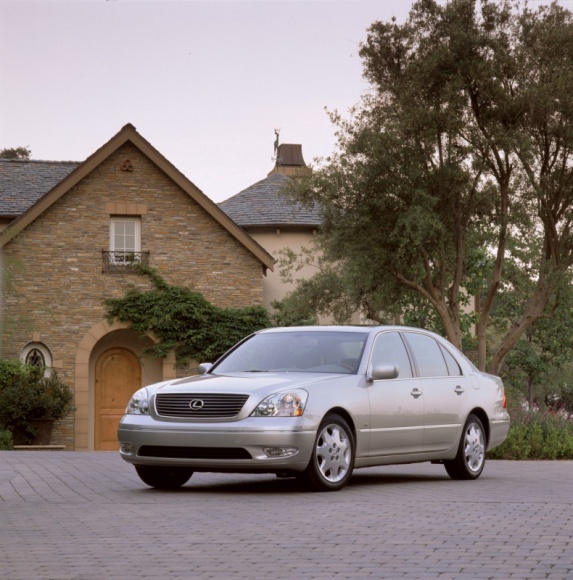 Lexus LS – ewolucja ideału LIFESTYLE, Motoryzacja - Gdy w 1989 roku zaprezentowano pierwszą generację luksusowej limuzyny LS 400, świat dowiedział się o istnieniu nieznanej wcześniej marki Lexus, która szybko stała się synonimem japońskiej doskonałości w swym wyjątkowo wymagającym segmencie.