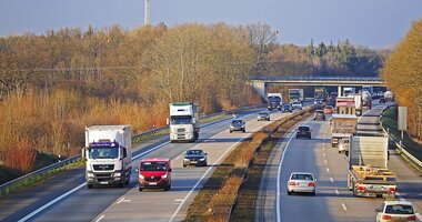 Zadyszka na finiszu, czyli kondycja polskiego transportu drogowego , - W 2018 r. ponad 30 tysięcy firm transportowych w Polsce przewiozło o 18% więcej towarów niż w  roku poprzednim, a sprzedaż ich usług wzrosła o blisko 13%. Dane prezentują się imponująco. Jednak branża transportu ciężkiego będzie mieć teraz bardziej pod górkę niż w ubiegłych latach. Dlaczego? O ile pozycja lidera w zakresie międzynarodowych przewozów drogowych w najbliższym czasie nie jest zagrożona, to rodzimi przewoźnicy muszą się przygotować na wyzwania – te już znane i zupełnie nowe, generujące niepewność i niepokój. Sprawdzamy, jaka jest kondycja polskich przedsiębiorstw, świadczących usługi transportu towarów do i z krajów Unii Europejskiej?