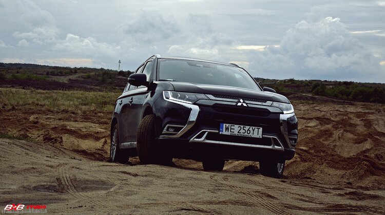 Mitsubishi Outlander PHEV i L200 zwycięzcami plebiscytu Fleet Awards 2020 przemysł ciężki, technologie - Mitsubishi Outlander PHEV – najpopularniejszy na świecie SUV PHEV z elektrycznym napędem na 4 koła oraz wielofunkcyjny pickup Mitsubishi L200 zwyciężyły w corocznym plebiscycie Fleet Awards Polska. O wygranej aż dwóch modeli Mitsubishi zdecydowało szerokie grono jury złożonego z prawie 1200 kierowników flot i osób decyzyjnych z sektora małych i średnich przedsiębiorstw przy wsparciu wyliczeń wartości rezydualnych. Innowacyjne Mitsubishi Outlander PHEV pokonało w kategorii aut hybrydowych aż 7 modeli a wśród nich znalazły się Ford Focus MHEV, Ford Mondeo Hybrid, Kia Ceed kombi PHEV, Kia Niro, Mercedes-Benz klasa A 250e i Toyota Corolla TS Kombi. Słynny pickup spod znaku Trzech Diamentów pobił w tej rywalizacji 2 modele nominowane do tytułu a były to Toyota Hilux i Ford Ranger.